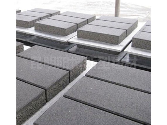 生態(tài)透水磚所需基礎(chǔ)工程對(duì)比傳統(tǒng)鋪路，哪種更節(jié)約？昆明陽(yáng)博水泥制品廠家告訴你